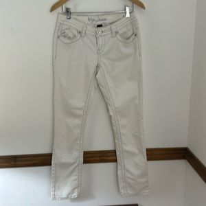 Ariya Jeans, ladies white Jeans. Size 7/8. Great condition. W-32 Inseam30โ